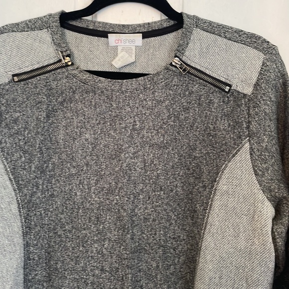 Chi Shee Sheer Hem Zip Shoulder Blouse - Picture 2 of 6